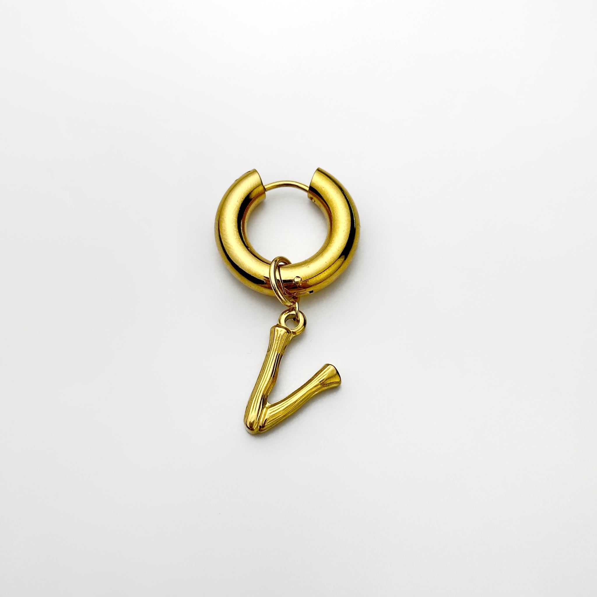 Pendant "Letter V" metal